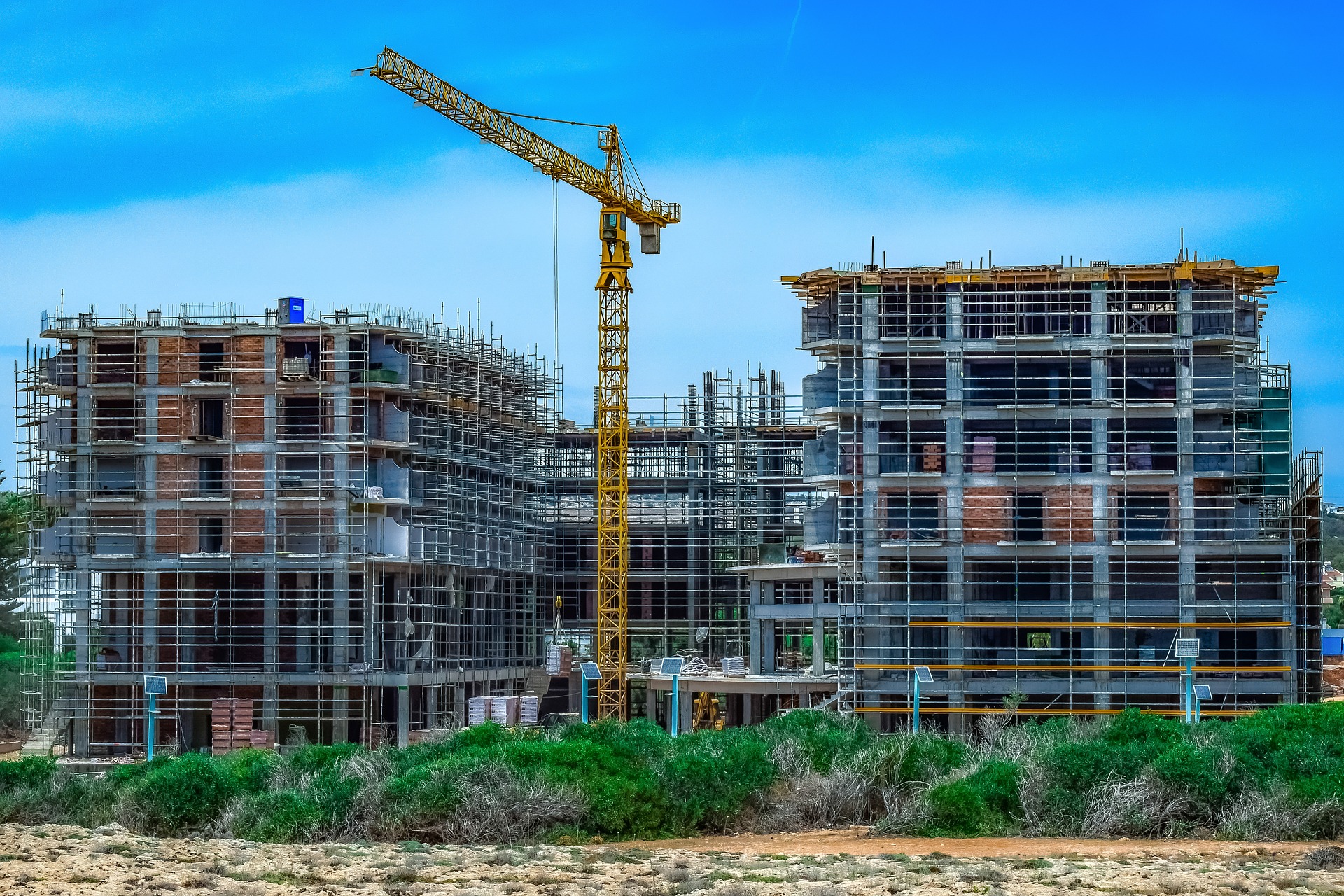 Mit tehet az új lakás vásárlója, ha az építkezés csúszása miatt még törli is a földhivatal?